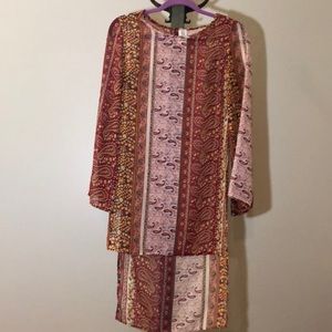 Opaque paisley print high-low tunic.